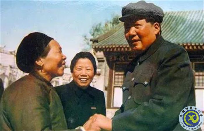 毛泽东主席接见黄继光的母亲邓芳芝.jpg 毛泽东主席接见黄继光的母亲邓芳芝.jpg