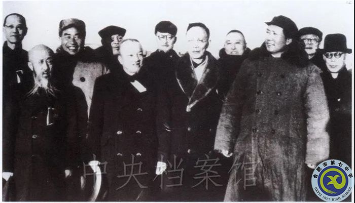 毛泽东、朱德、董必武、林伯渠同马叙伦、黄炎培、郭沫若等在西苑机场的合影。（中央档案馆供图）.jpg