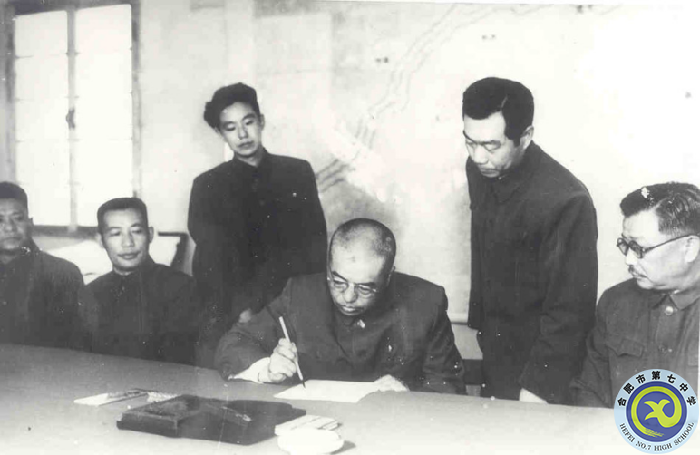 △中国人民志愿军司令员彭德怀在停战协定上签字.png △中国人民志愿军司令员彭德怀在停战协定上签字.png