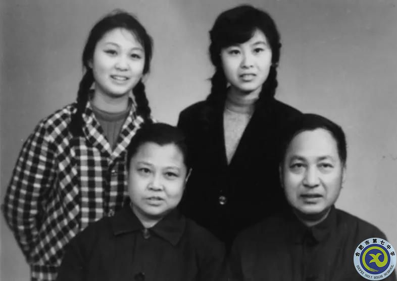 赵一曼之子陈掖贤全家福(后排左一为陈红)(东北烈士纪念馆提供).jpg 赵一曼之子陈掖贤全家福(后排左一为陈红)(东北烈士纪念馆提供).jpg