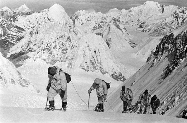△1960年5月,中国登山队队员在海拔7150米的冰雪坡上行进.png △1960年5月,中国登山队队员在海拔7150米的冰雪坡上行进.png