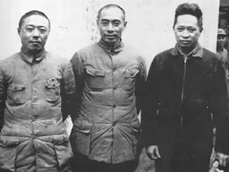 △周恩来和新四军军长叶挺、副军长项英留影.jpg △周恩来和新四军军长叶挺、副军长项英留影.jpg