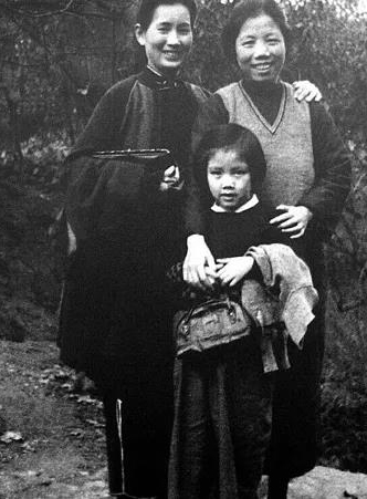 △邓颖超与叶挺夫人李秀文及女儿叶扬眉.jpg △邓颖超与叶挺夫人李秀文及女儿叶扬眉.jpg