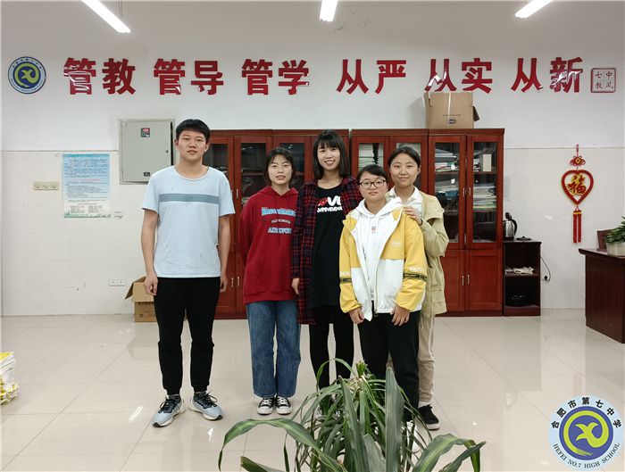 李倩倩老师（中）.jpg