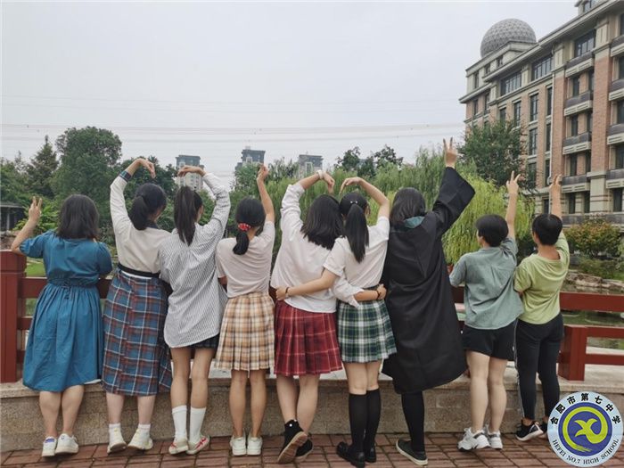 蔷薇花开的路口,毕业留影不言愁(图3) 蔷薇花开的路口,毕业留影不言愁(图3)