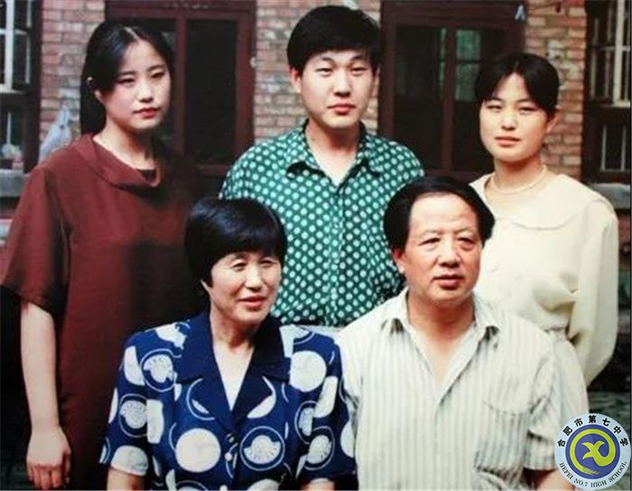 △孔繁森与家人的最后一次合影(1994年8月28日).jpg △孔繁森与家人的最后一次合影(1994年8月28日).jpg