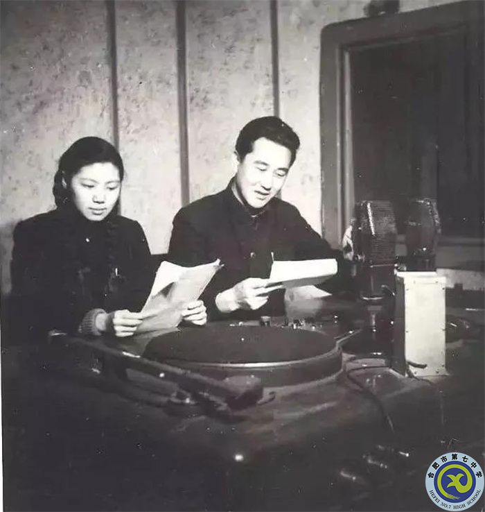 △五十年代初,齐越和潘捷正在播音.jpg △五十年代初,齐越和潘捷正在播音.jpg