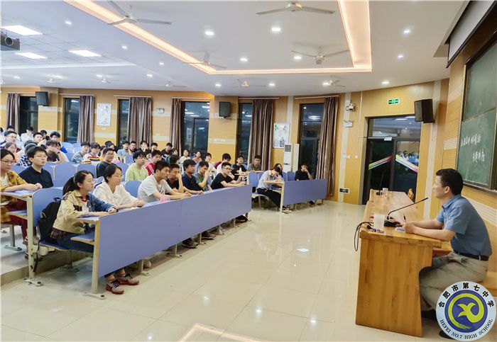 高三级部宋华俊主任在给学生减压疏导.jpg 高三级部宋华俊主任在给学生减压疏导.jpg