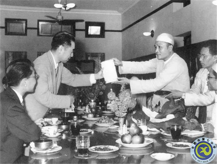 △1954年6月,周恩来访问缅甸时同缅甸总理吴努在一起。.jpg △1954年6月,周恩来访问缅甸时同缅甸总理吴努在一起。.jpg
