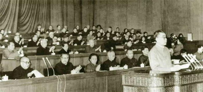 △周恩来总理在三届全国人大一次会议上作政府工作报告.jpg