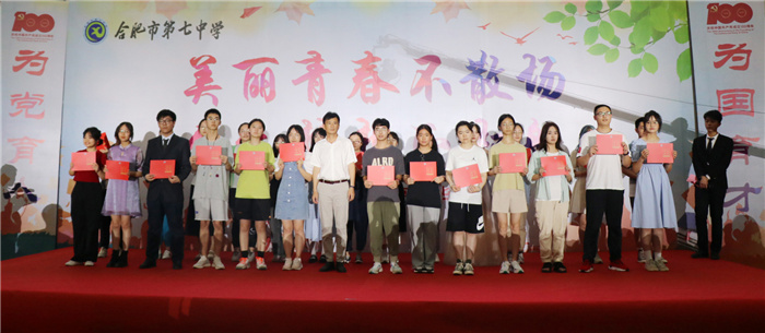 夏校与学生合影.jpg 夏校与学生合影.jpg