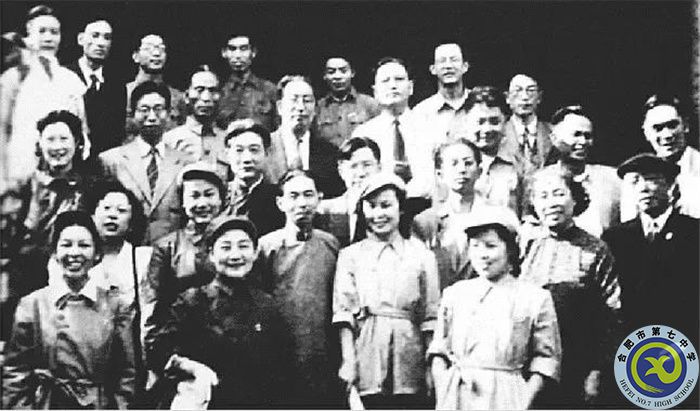 △部分文化名人在胜利大营救后的合影.jpg △部分文化名人在胜利大营救后的合影.jpg