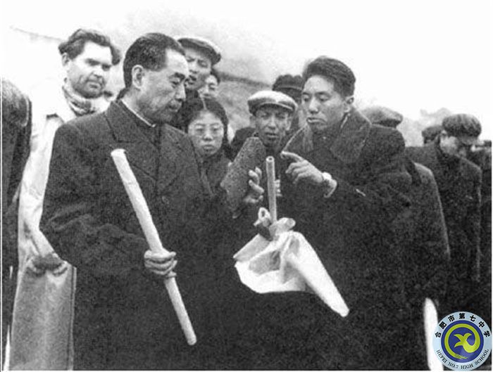 △1958年周恩来总理登上三斗坪中堡岛，与随行专家共同研究三峡工程坝址优选方案.jpg