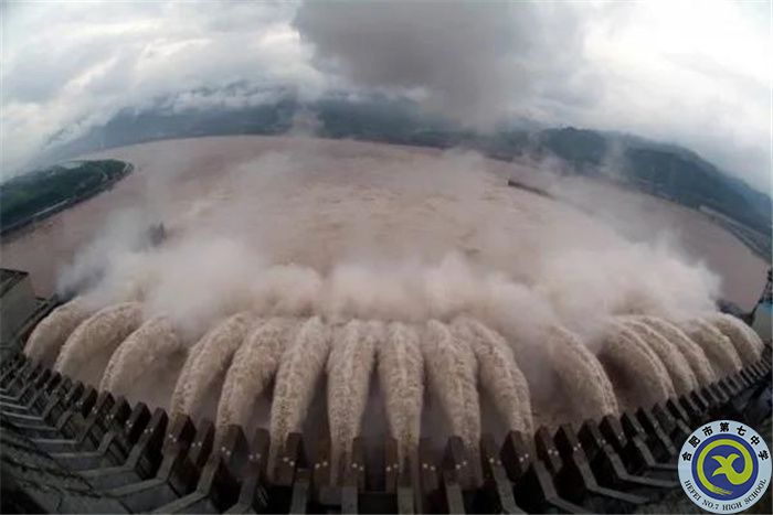 △洪水通过三峡工程泄洪深孔下泄.jpg