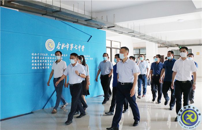 市委副书记马军调研七中智慧校园建设与应用情况(图2) 市委副书记马军调研七中智慧校园建设与应用情况(图2)