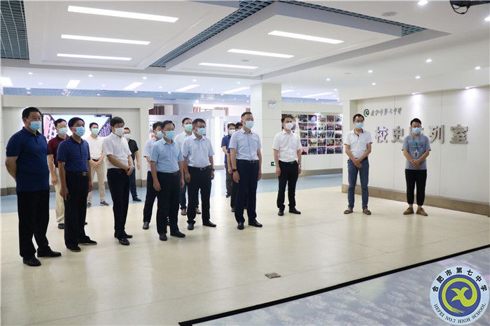 市委副书记马军调研七中智慧校园建设与应用情况(图3) 市委副书记马军调研七中智慧校园建设与应用情况(图3)