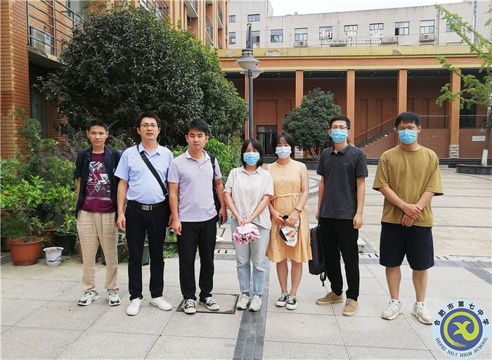 高三物理组合影.jpg 高三物理组合影.jpg