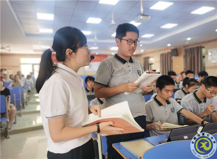 胡静老师在与学生互动(二).jpg 胡静老师在与学生互动(二).jpg
