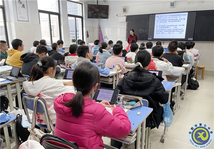 曾艳上课图2.jpg 曾艳上课图2.jpg