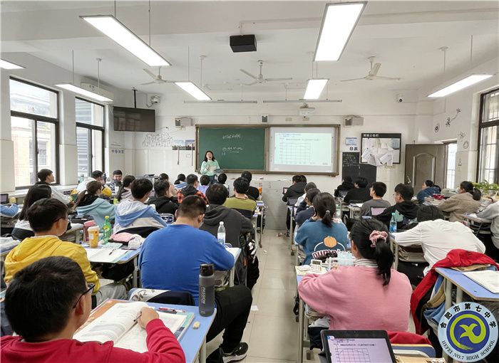 江岚岚上课图1.jpg 江岚岚上课图1.jpg