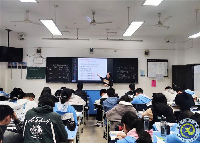 图为黄夏宁老师在上课.jpg 图为黄夏宁老师在上课.jpg