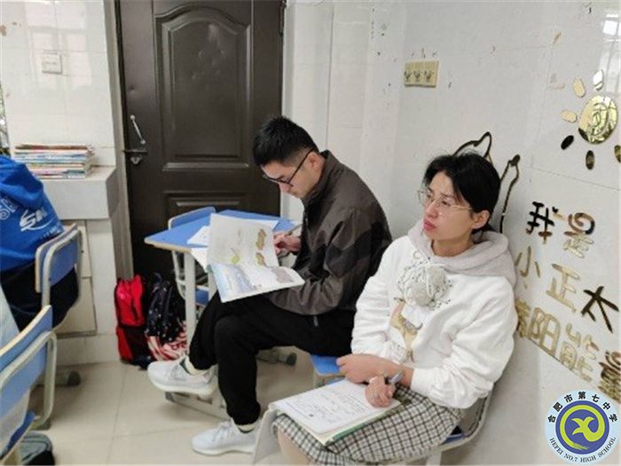 图为地理组其他老师听课学习.jpg