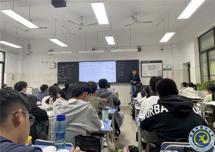 图为钱良辰老师在上课.jpg 图为钱良辰老师在上课.jpg