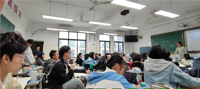 图为彭晓芹老师在上课.jpg 图为彭晓芹老师在上课.jpg
