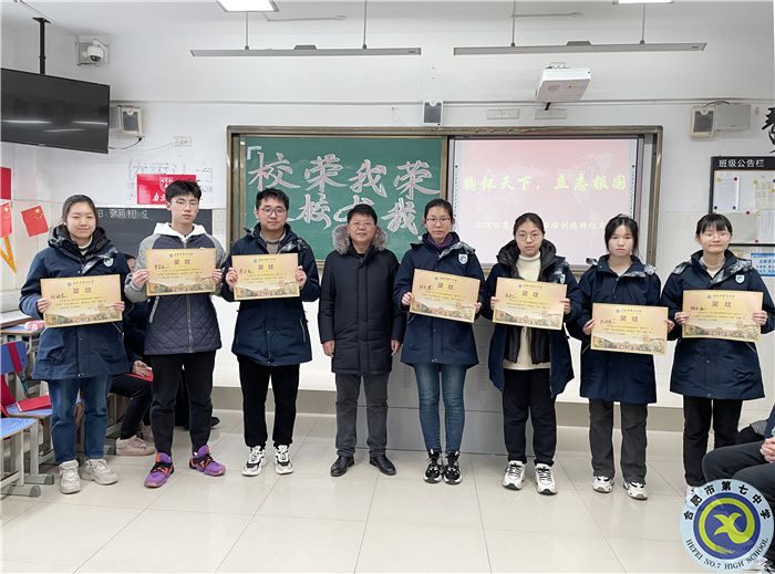 邓校与征文获奖同学合影留念.jpg