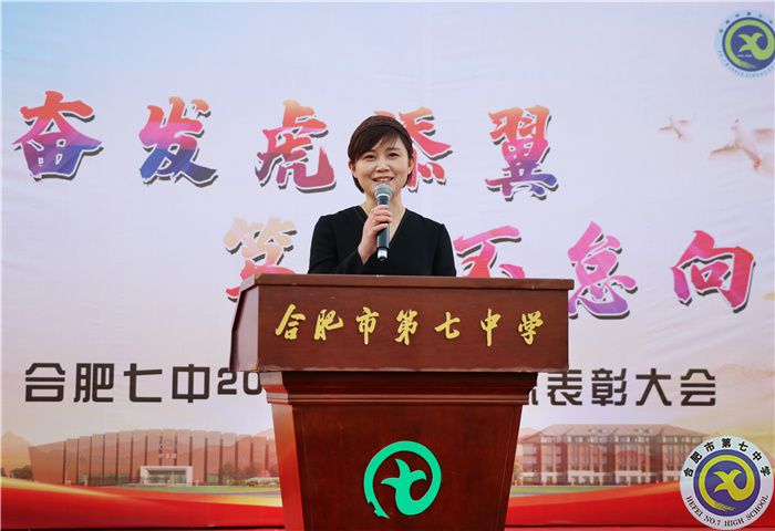 家长代表:高一(5)班,吴泽凡家长,刘志红女士发言.jpg 家长代表:高一(5)班,吴泽凡家长,刘志红女士发言.jpg