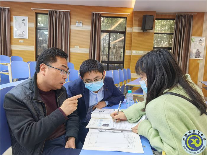 组内老师帮助选手打磨教学设计.jpg 组内老师帮助选手打磨教学设计.jpg