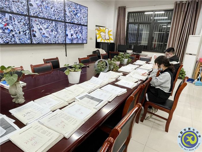图为级部进行家长承诺书的收集.jpg 图为级部进行家长承诺书的收集.jpg