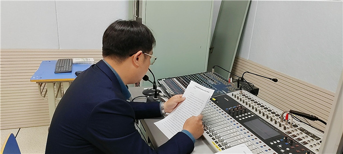 刘先群面向全校学生作广播动员讲话.jpg 刘先群面向全校学生作广播动员讲话.jpg