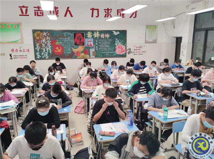 图为学生认真晚自习中.jpg 图为学生认真晚自习中.jpg