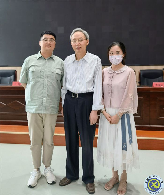 生物王辰一、杨子菡老师面向全市做成果分享2.jpg 生物王辰一、杨子菡老师面向全市做成果分享2.jpg