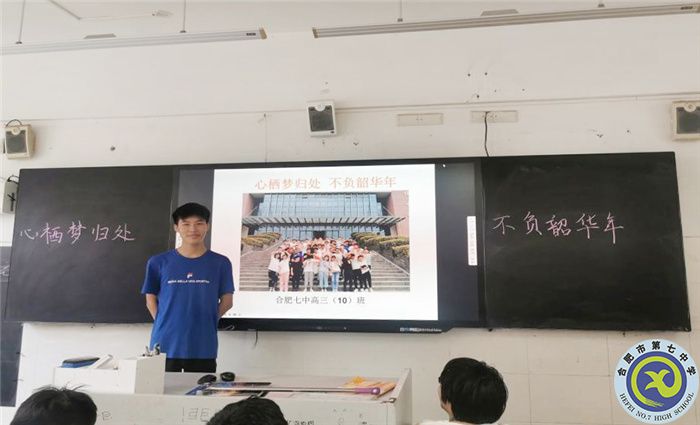 图为班委布置六月班级主题活动.jpg 图为班委布置六月班级主题活动.jpg