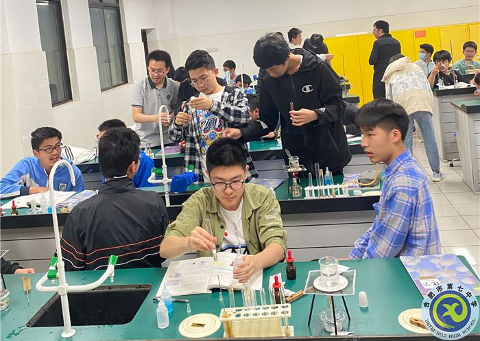 学生实验中.jpg 学生实验中.jpg