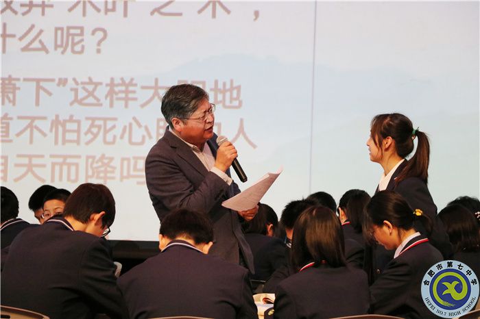 刘孝峰老师与学生互动副本.jpg 刘孝峰老师与学生互动副本.jpg