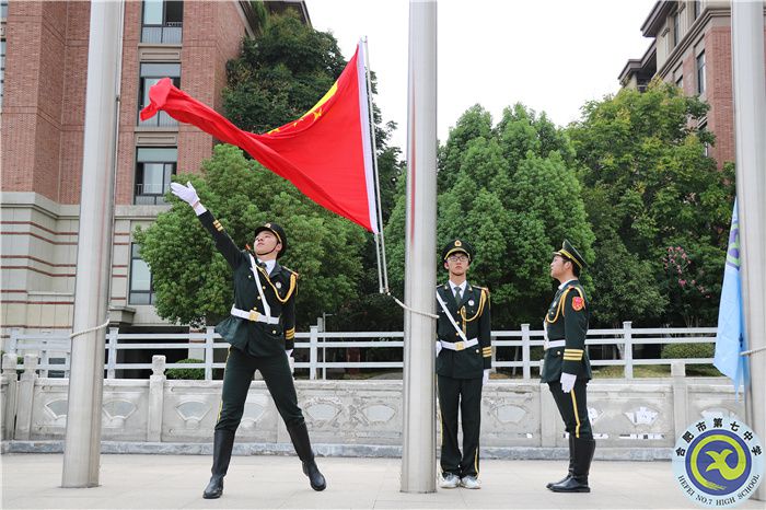 国旗班升旗.jpg 国旗班升旗.jpg