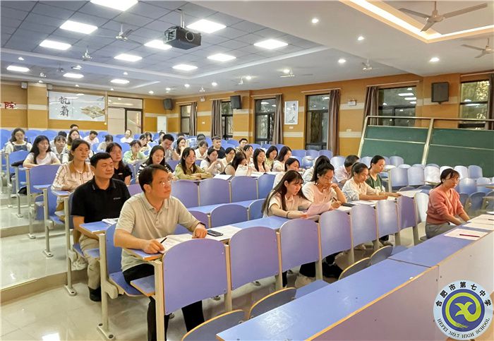 luck18平台2022级高一年级举行“青蓝工程”师徒结对启动仪式(图2)