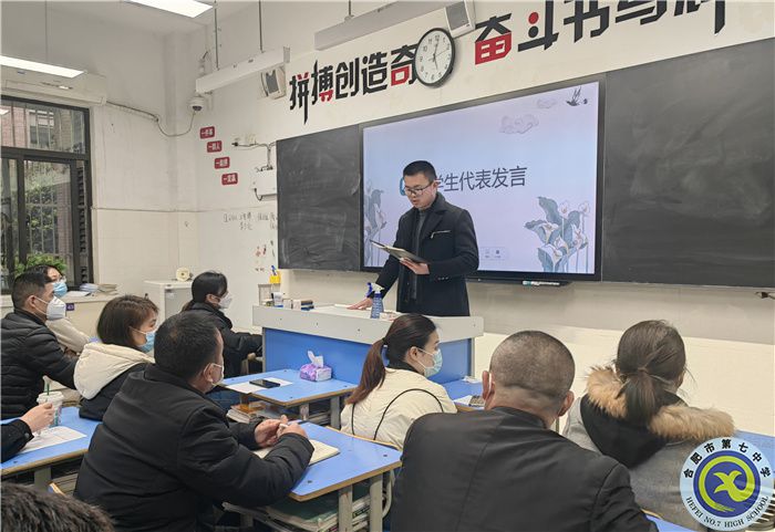 优秀学生代表吕永一介绍学习经验.jpg 优秀学生代表吕永一介绍学习经验.jpg