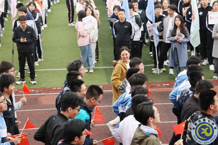 luck18平台第66届运动会高二（13）班剪影(图1)