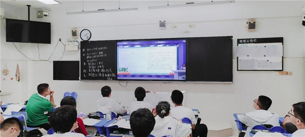 luck18平台高二年级开展语数英学法指导讲座(图1) luck18平台高二年级开展语数英学法指导讲座(图1)