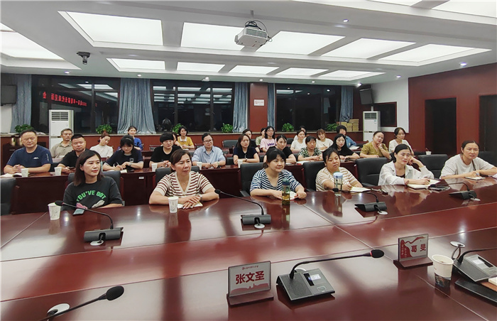 luck18平台高一年级组织家长代表座谈会(图6)