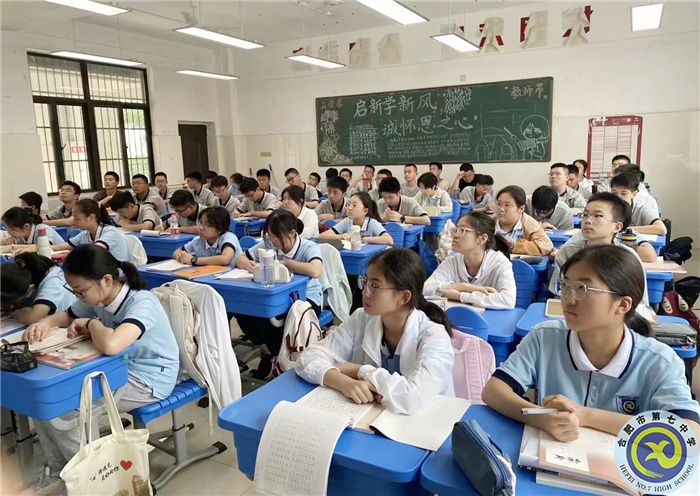 杨宇+高一(11)班.jpg 杨宇+高一(11)班.jpg