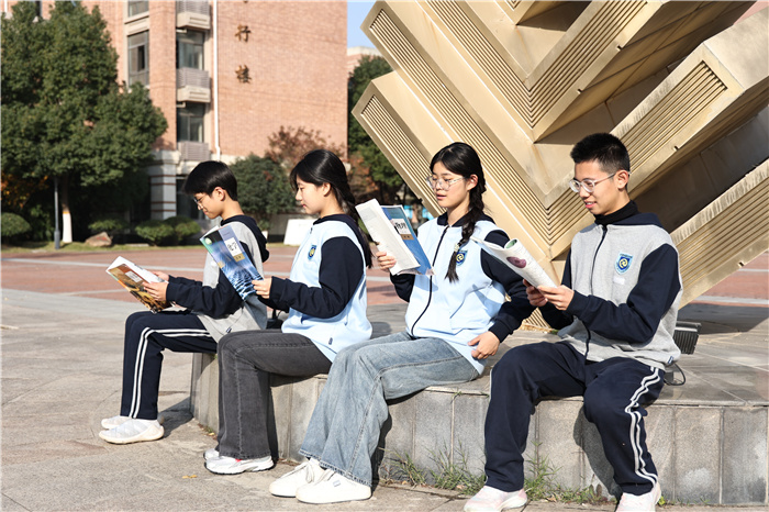 合肥工业大学向luck18平台授牌“优质生源基地”(图3) 合肥工业大学向luck18平台授牌“优质生源基地”(图3)