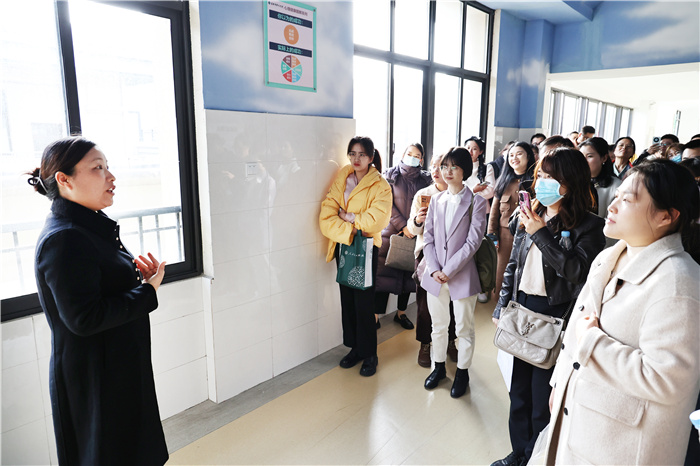 谢庆霞副校长带领与会教师参观鸿采馆.jpg 谢庆霞副校长带领与会教师参观鸿采馆.jpg