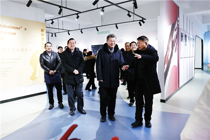 合肥市学生心理健康工作座谈会在luck18平台举行(图2)