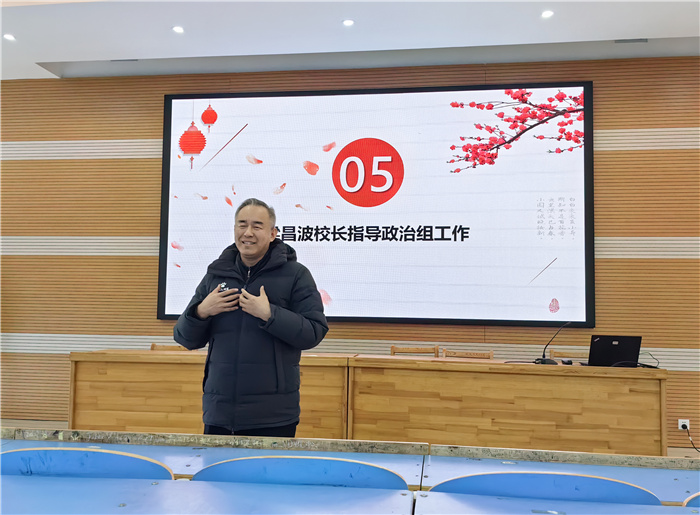 8梁昌波校长指导政治组工作.jpg 8梁昌波校长指导政治组工作.jpg