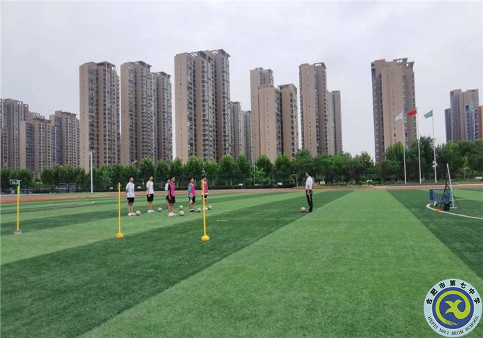 足球课.jpg 足球课.jpg